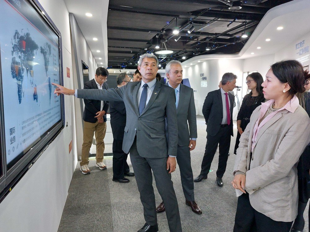 Em missão na China, Jerônimo visita empresas de tecnologia e estuda trazer conceito de cidades inteligentes para a Bahia