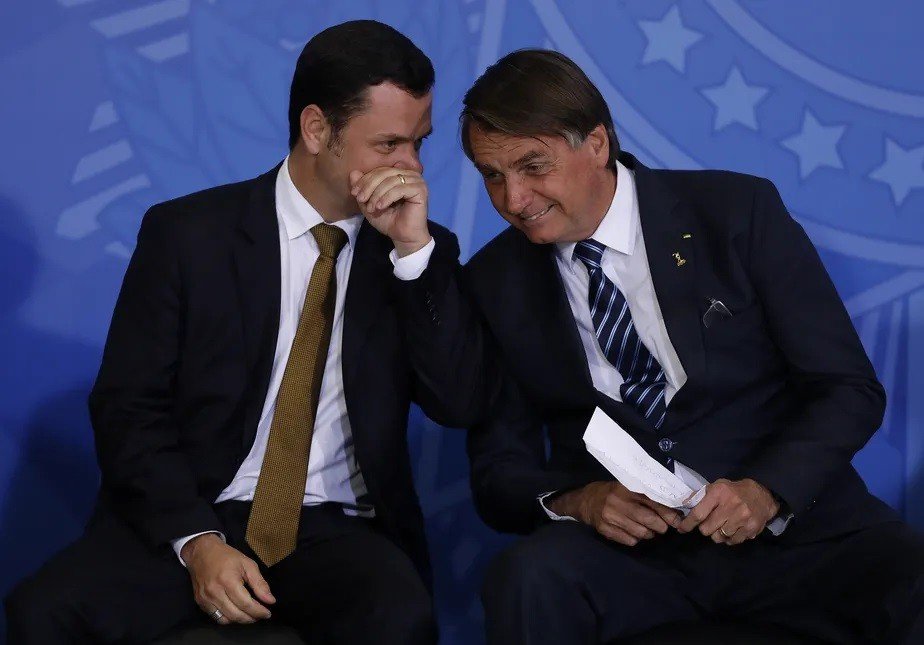 A PF está investigando se Torres agiu sob as ordens de Bolsonaro ao bloquear estradas e dificultar o acesso dos eleitores de Lula às urnas