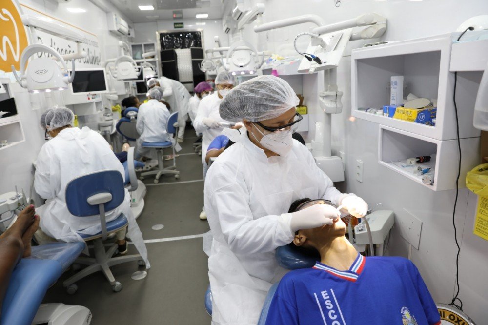 O Odontomóvel do governo estadual continuará a prestar atendimento e em abril alcançará estudantes e educadores de 12 municípios