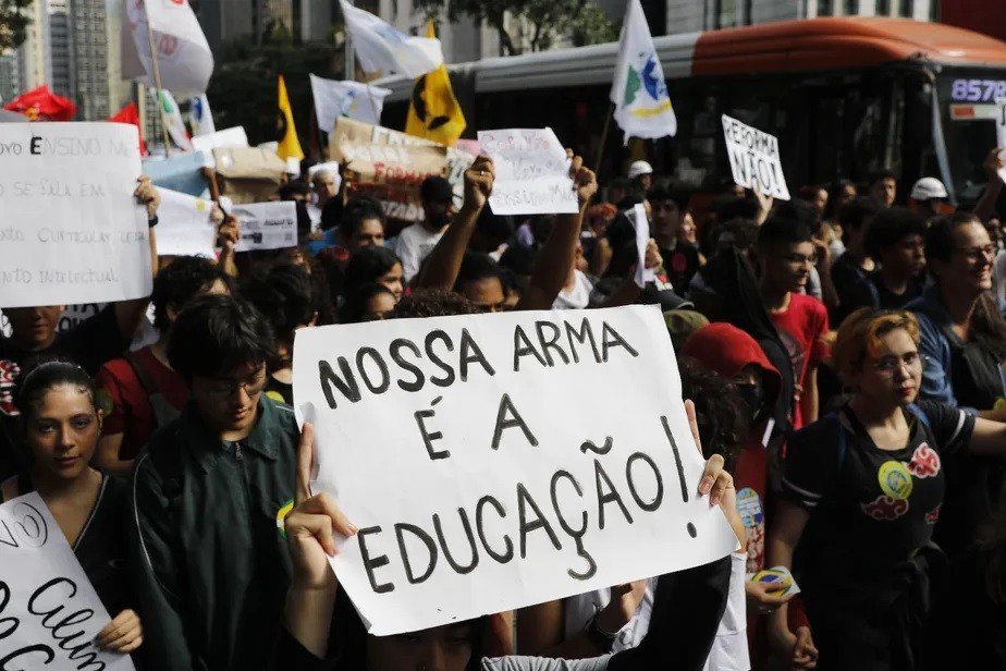 MEC não revoga o ENEM por temer desgastes com secretários estaduais de educação. Os alunos e professores terão que ir para as ruas