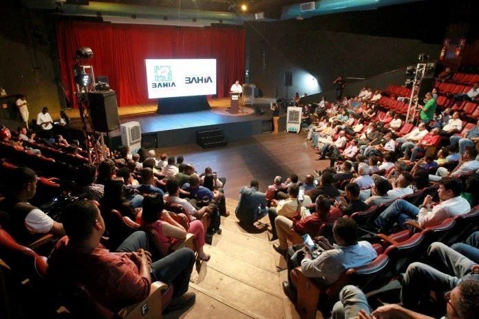 Geraldo Júnior apresenta o programa Bahia Sem Fome em Feira de Santana durante uma ação de interiorização