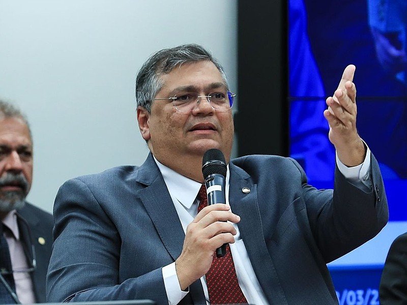 Após o trágico incidente em Blumenau, Dino abre inquérito para investigar a presença de células neonazistas no Brasil