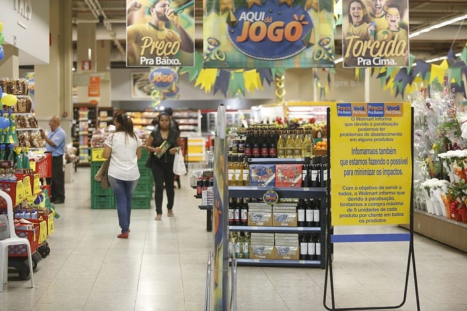Consumidores fazem estoque e supermercados já limitam venda de produtos