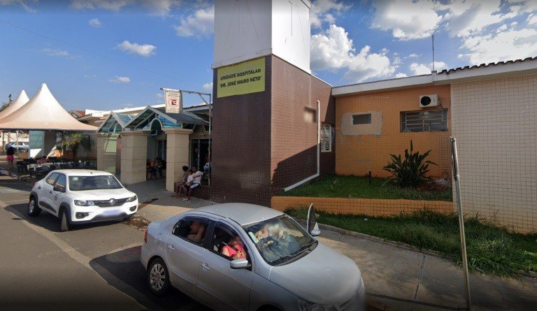 Homem desorientado esfaqueia seis pessoas em um hospital e é morto pela polícia
