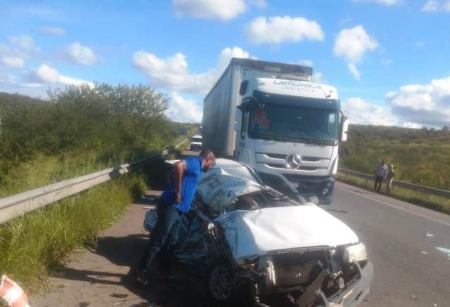 Um acidente de trânsito em uma rodovia na Bahia resulta na morte de um policial e sua esposa