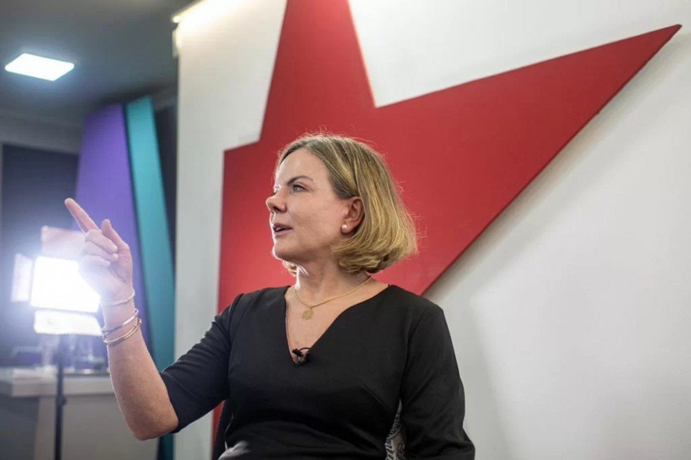 Gleisi Hoffmann diz que Campos Neto não pode mais sustentar a política de juros altos