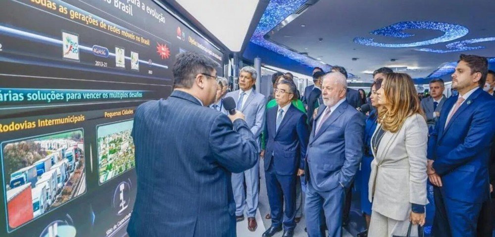 Lula visita fábrica da Huawei e acompanha apresentação sobre 