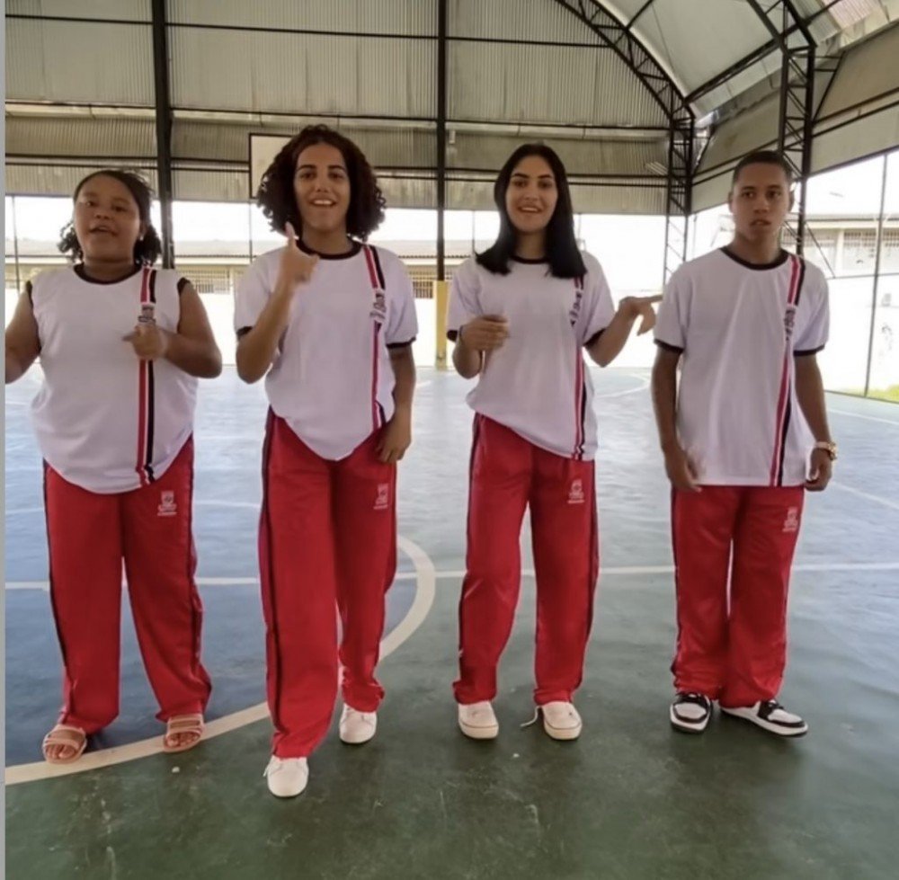 Prefeitura fornece fardamento escolar completo para alunos da rede municipal