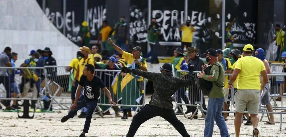 STF inicia a análise sobre se os 100 denunciados por ataques à democracia em 8 de janeiro devem ser considerados réus, com o voto favorável de Moraes