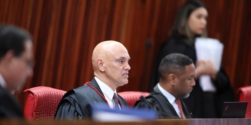 As multas aplicadas a Carla Zambelli e Flávio Bolsonaro por disseminação de notícias falsas nas eleições de 2022 foram mantidas pelo TSE