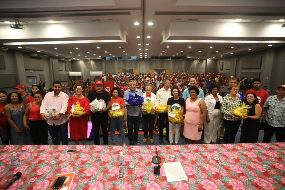 O MST promoveu uma manifestação política e doou sete toneladas de alimentos para o programa Bahia Sem Fome