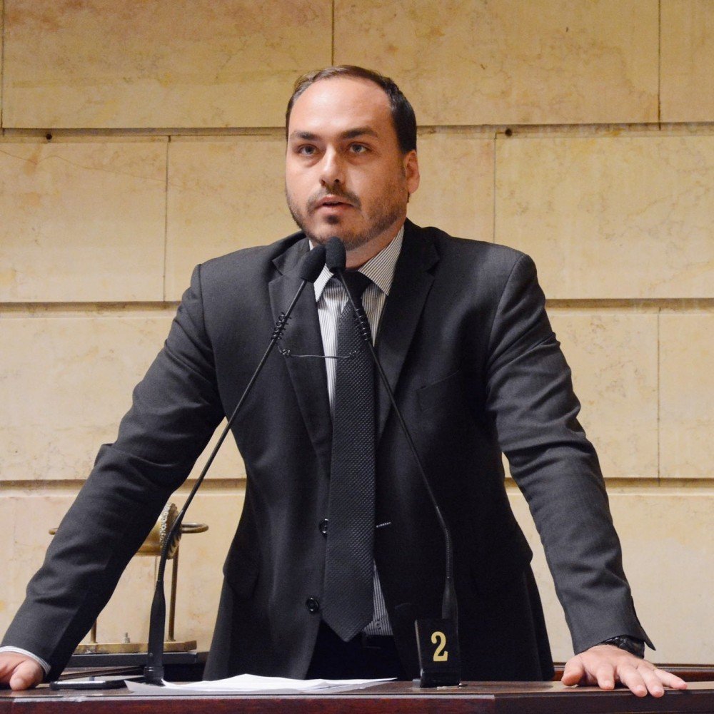 A base aliada do governo está buscando transformar a CPMI do dia 8 de janeiro em um instrumento a favor do governo e planeja convocar Carlos Bolsonaro