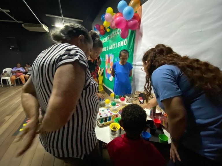 Durante a Semana de Conscientização sobre o Autismo, estão sendo ensinadas práticas terapêuticas que podem ser realizadas em casa
