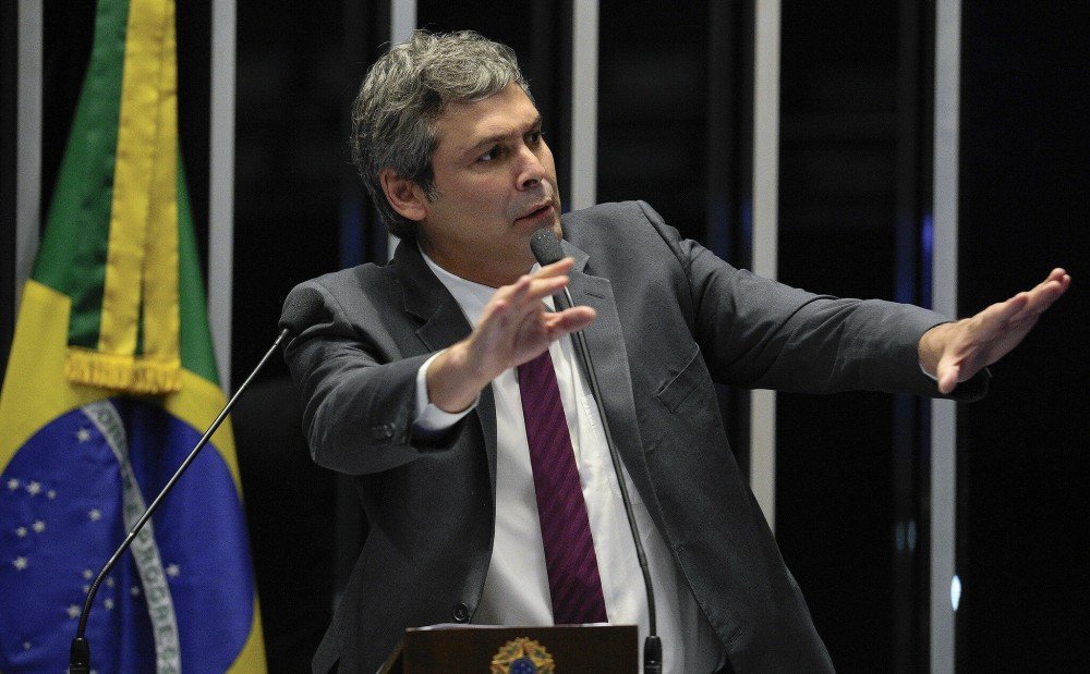 Lindbergh ironizou a desculpa esfarrapada de Bolsonaro, afirmando que é um triste fim para o que parecia ser imbrochável