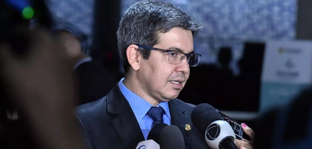 Uma articulação de Randolfe resultou na inclusão de mais um membro da base do governo na CPMI dos Atos Golpistas