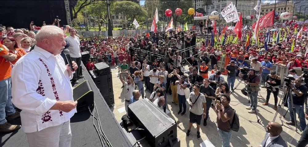 Ao lado de trabalhadores, Lula diz que amplo programa de investimentos em infraestrutura irá criar oportunidades de emprego e renda