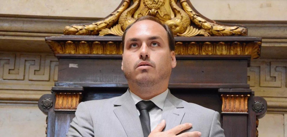 Com as provas de rachadinhas de Carluxo, fecha-se o cerco contra o clã