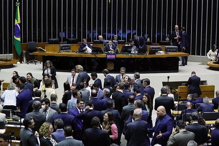 Câmara aprovou a equiparação salarial entre homens e mulheres; projeto será enviado ao Senado