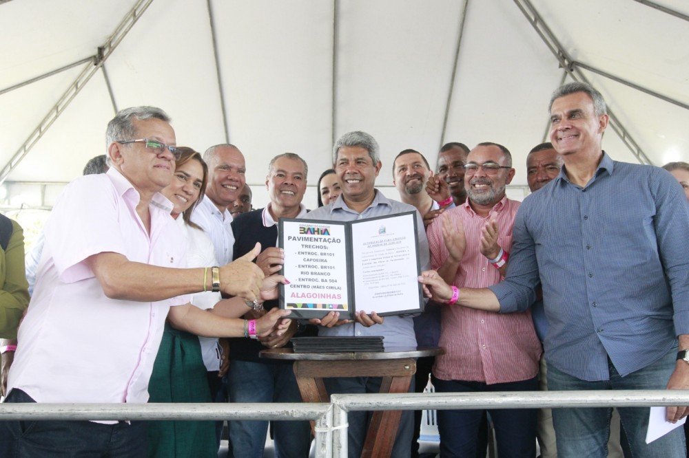 Em Alagoinhas, Governo do Estado entrega pavimentações, equipamentos e assina ordens de serviço