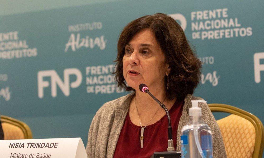 Ministra diz que “é hora de intensificar a vacinação” sobre covid-19