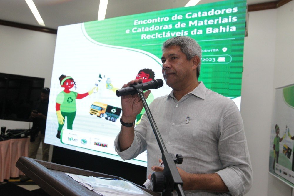 Durante o Encontro de Catadores Recicláveis, o governador participou de um debate sobre a gestão de resíduos sólidos no estado