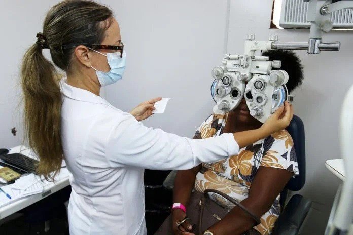 Em Salvador, Sesab entrega mais de quatro mil óculos para mulheres atendidas na Feira da Mulher