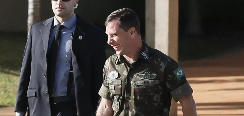 As conversas entre Mauro Cid e seu pai, general da reserva, estão sendo investigadas pela Polícia Federal