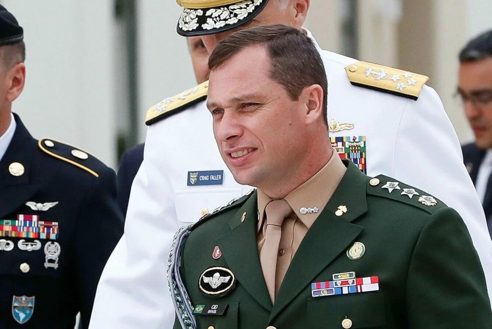 Nesta quinta, Mauro Cid presta depoimento e vai responder sobre vacina, dinheiro vivo em casa e plano golpista