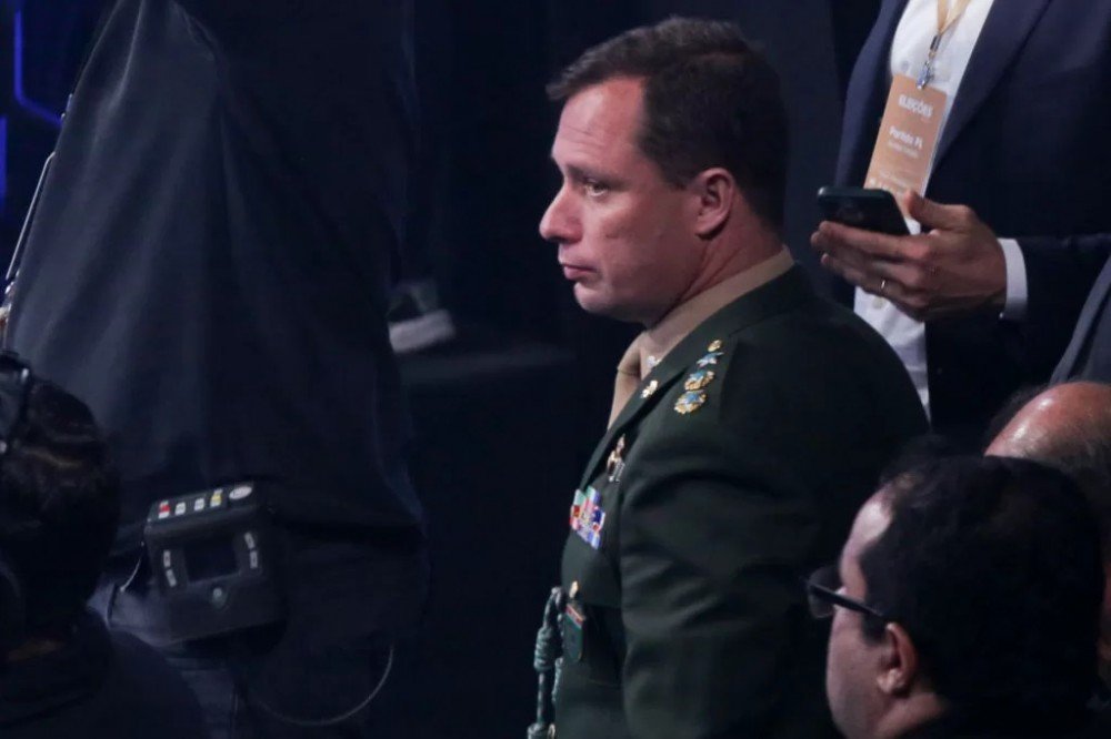 A esposa de Mauro Cid confessa à Polícia Federal ter utilizado um certificado de vacinação falso e o implica na fraude