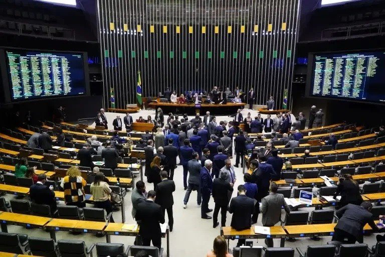 Câmara aprova teto de gastos de Haddad e Cajado com 108 votos contra