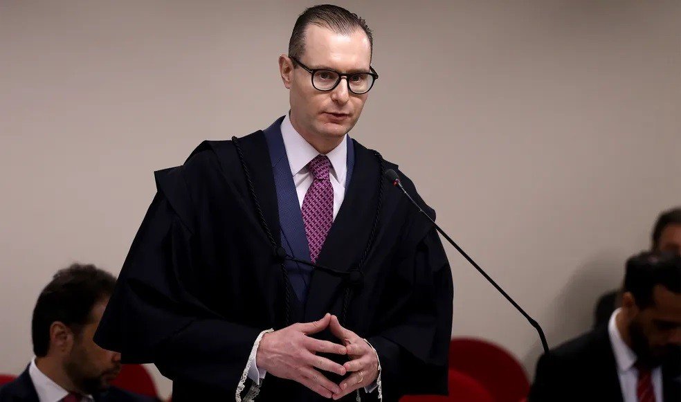 Ministros do STF rasgam elogios a Zanin: 'experiente, combativo, brilhante, ótimo'