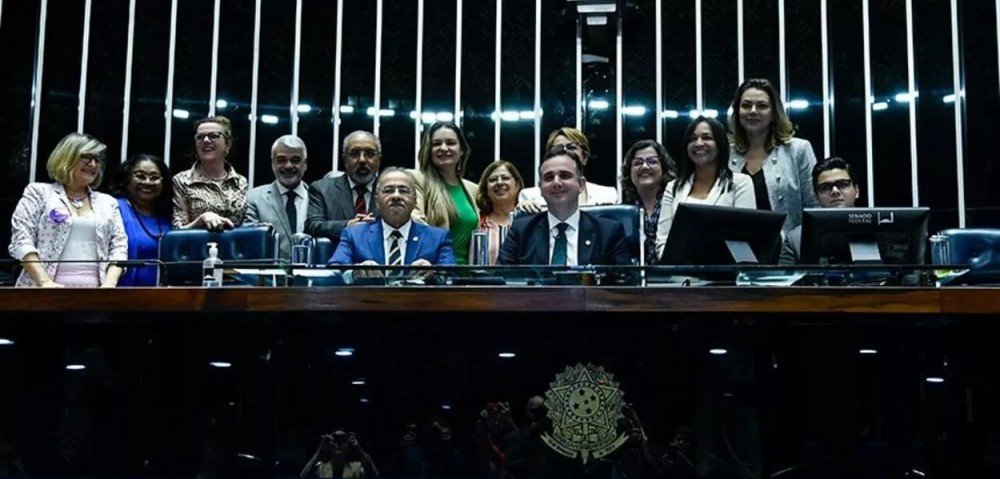 O Senado aprova legislação que estabelece a igualdade salarial entre homens e mulheres