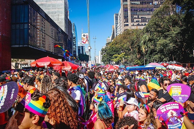 Com ministro Silvio Almeida e vaias a Bolsonaro, Parada LGBT+ em São Paulo atraiu multidão