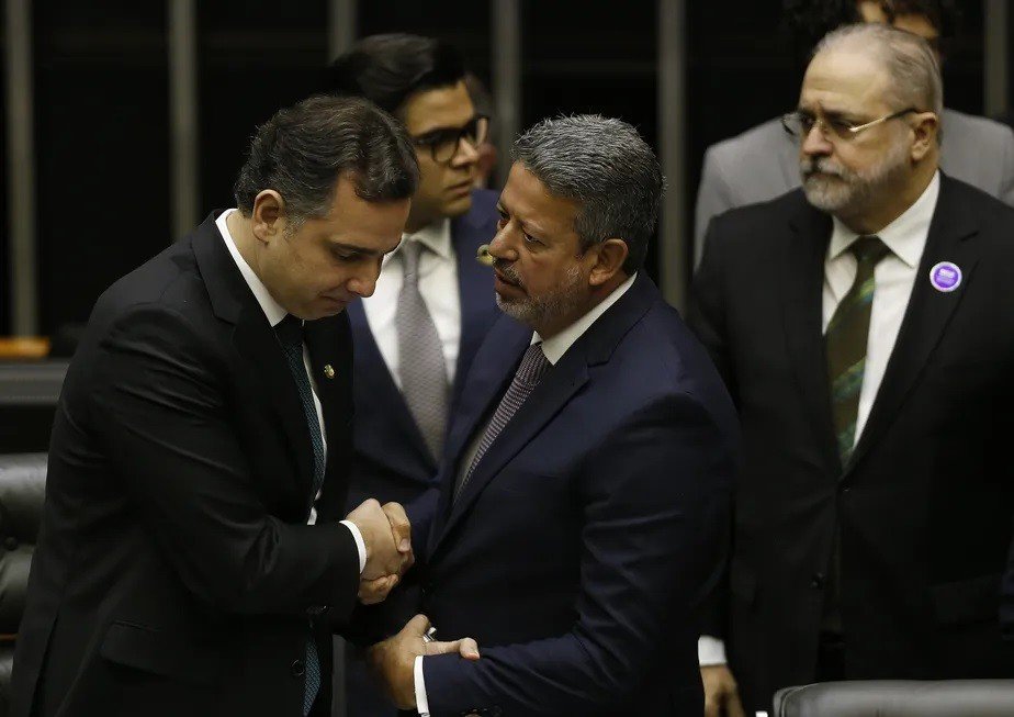 O Senado interrompe o avanço do projeto da Cãmara que blinda políticos, gerando mais uma discordância entre Pacheco e Lira