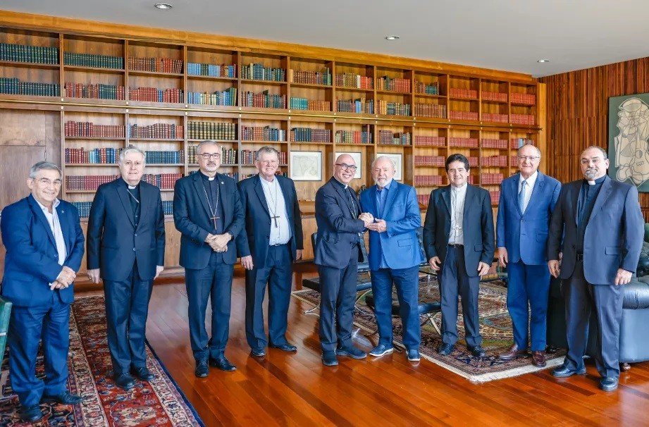 Lula recebe a visita do presidente da CNBB e do representante do Vaticano no Brasil antes de partir para o encontro com o Papa Francisco