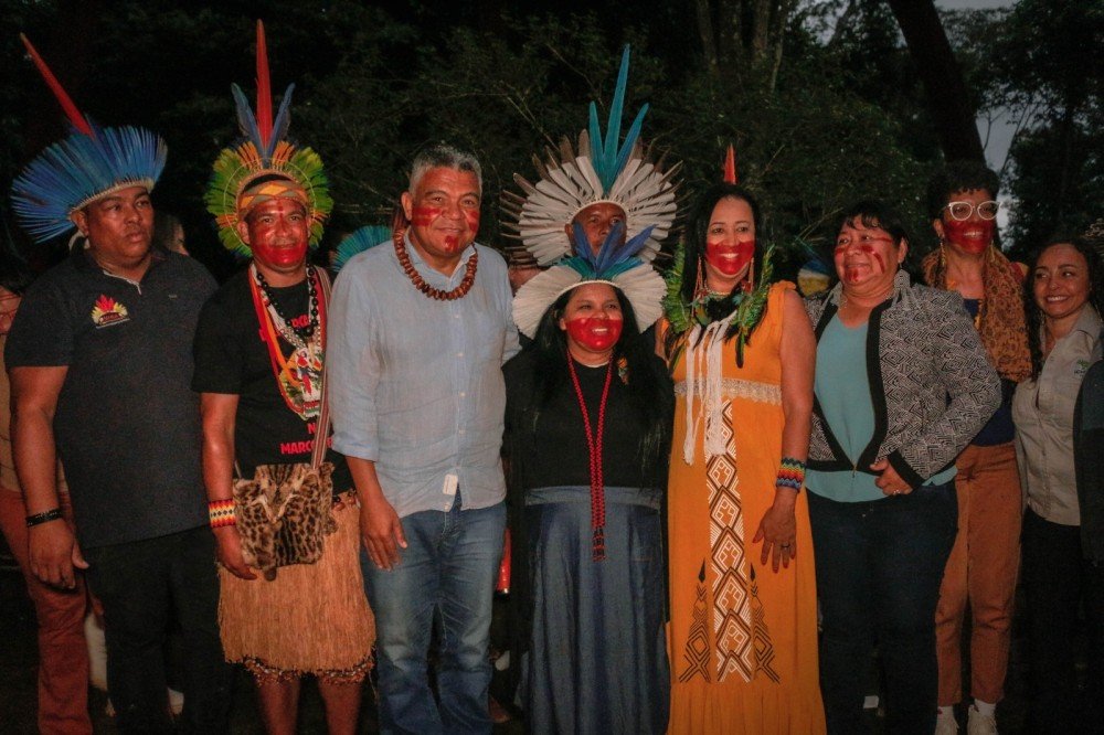 Valmir Assunção participa de ato ao lado de ministra Sônia Guajajara