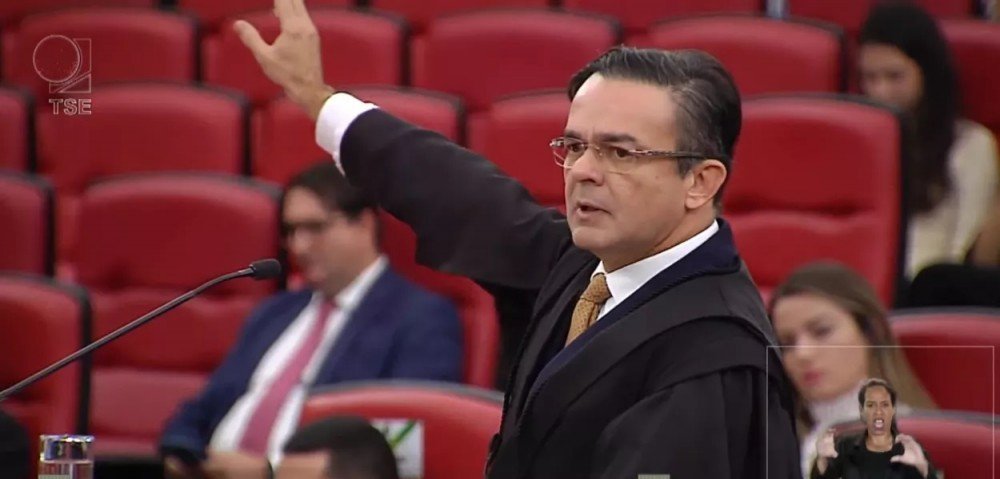 TSE - Abuso de poder por Bolsonaro em reunião com embaixadores é nítido, diz advogado do PDT em julgamento