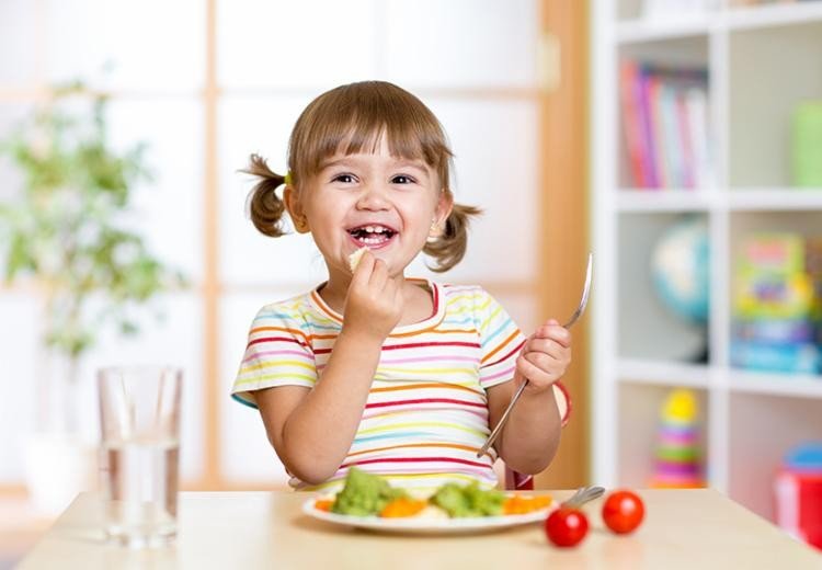 Alimentação infantil: qual a importância de adotar hábitos saudáveis?