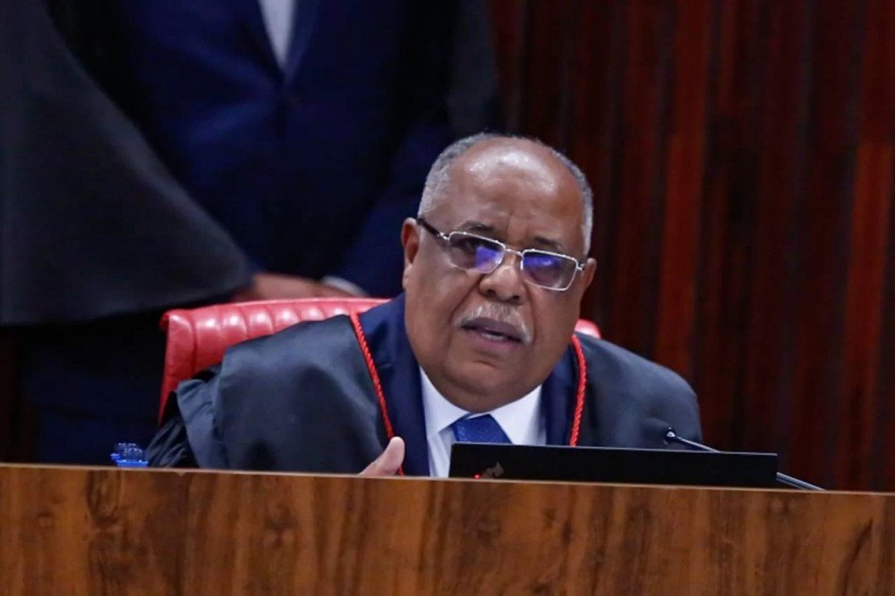 Benedito Gonçalves, relator no TSE, vota para tornar Bolsonaro inelegível