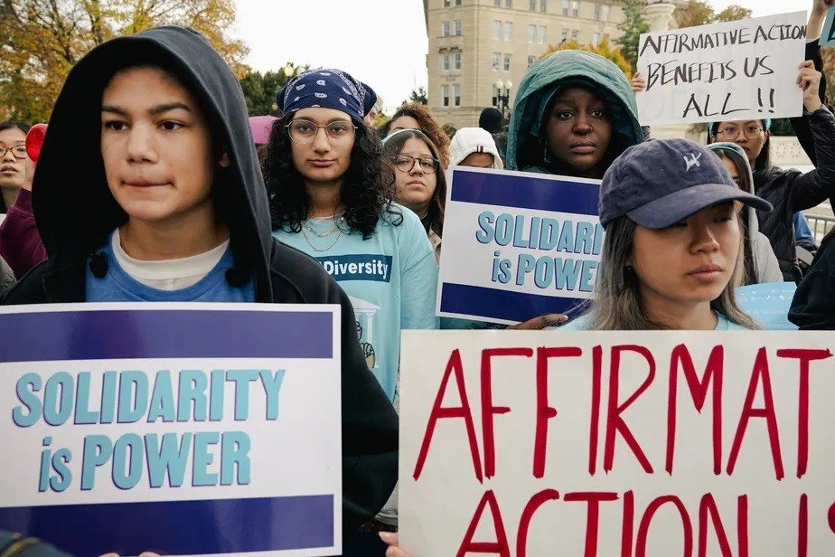 Suprema Corte dos EUA decide que cor da pele e etnia não podem ser critérios para entrada em universidade