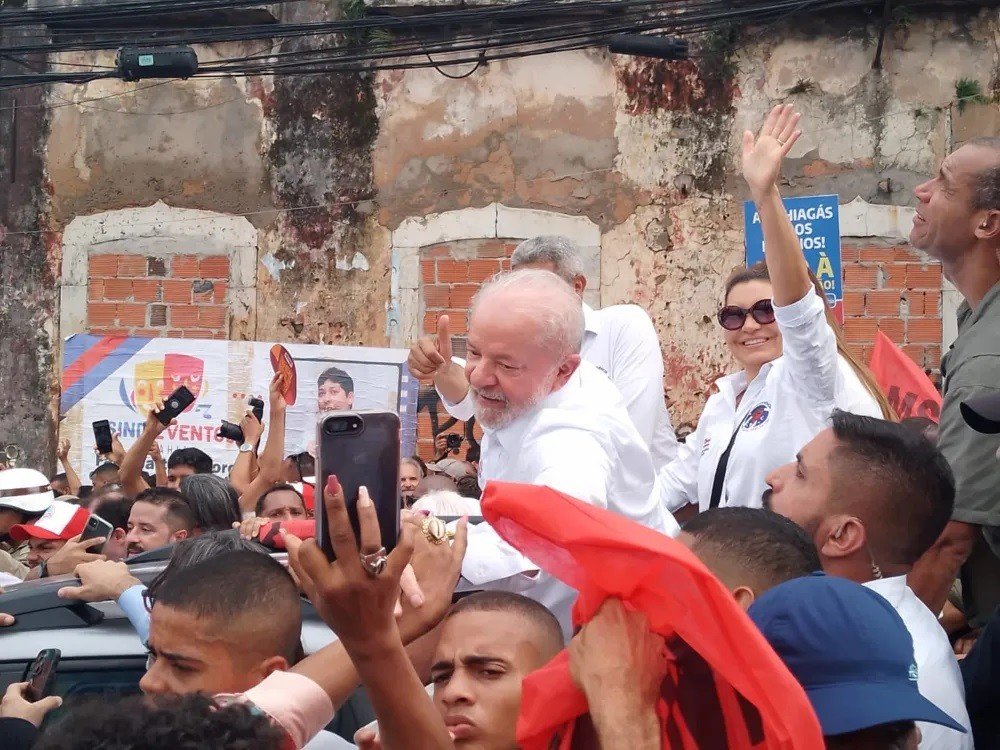 Lula entra no desfile do 2 de Julho ao lado de Jerônimo e Janja