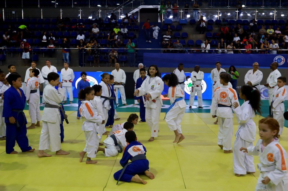 Em Lauro de Freitas, crianças e adolescentes participam de atividade com campeã olímpica Sarah Menezes na Arena de Esportes