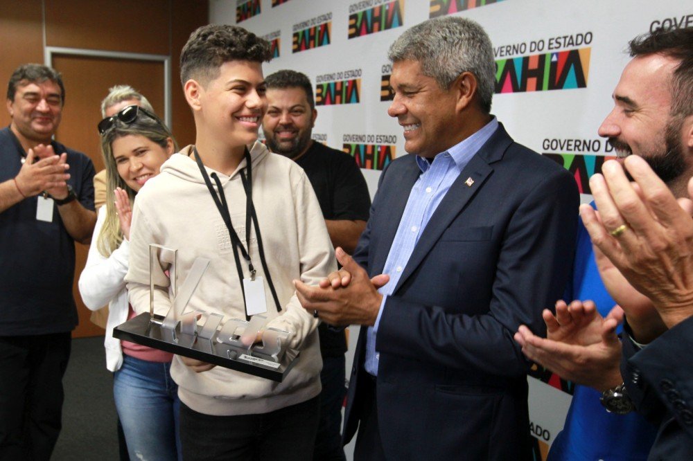 Vencedor do ‘The Voice Brasil Kids’ é recebido pelo governador