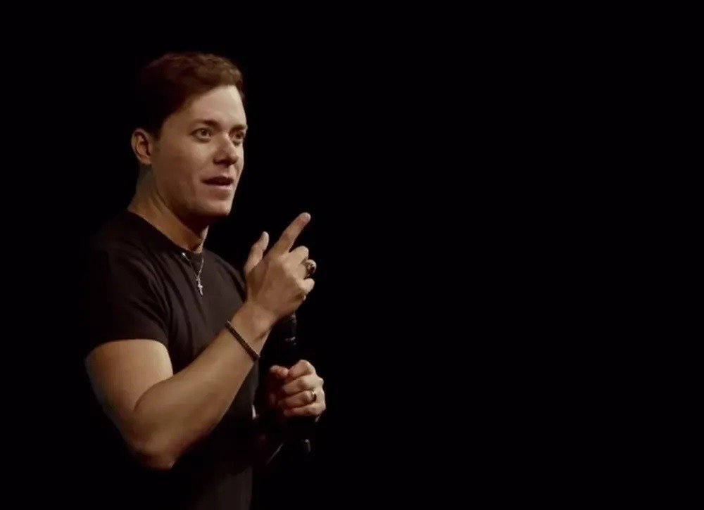 Pastor André Valadão é obrigado pela justiça a remover vídeos com conteúdo homofóbico