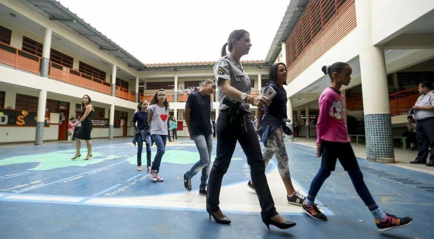 Programa de escolas cívico-militares criado por Bolsonaro é encerrado pelo governo Lula