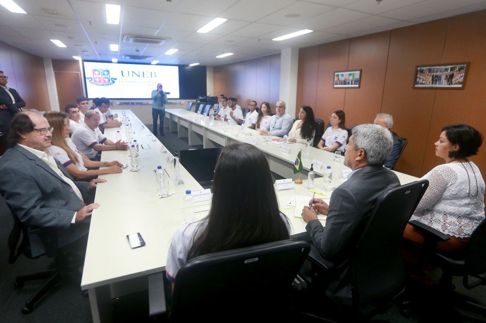 Governador Jerônimo recebe estudantes da UNEB premiados em evento internacional