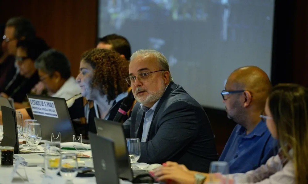 Prates diz que política de preços da Petrobras é boa para o país