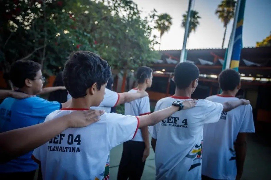 Governo publica decreto que acaba com programa de escolas cívico-militares; entenda o que muda