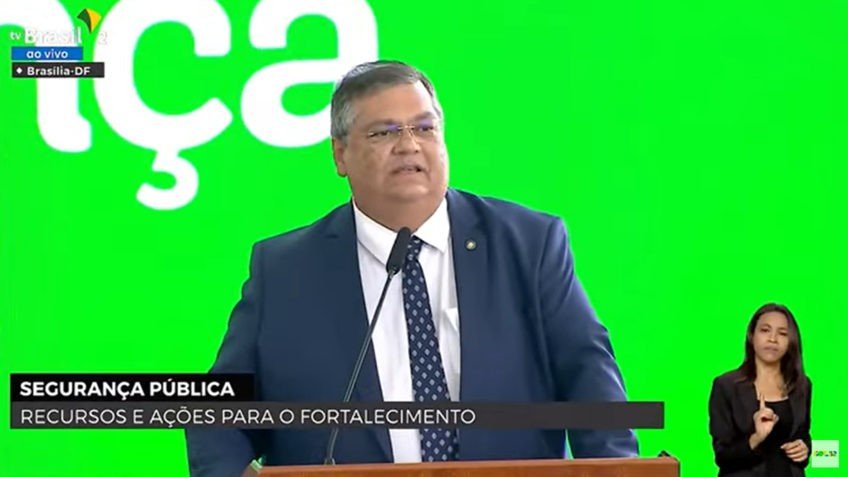 Dino diz: 'O armamentismo irresponsável fortaleceu o crime no Brasil'