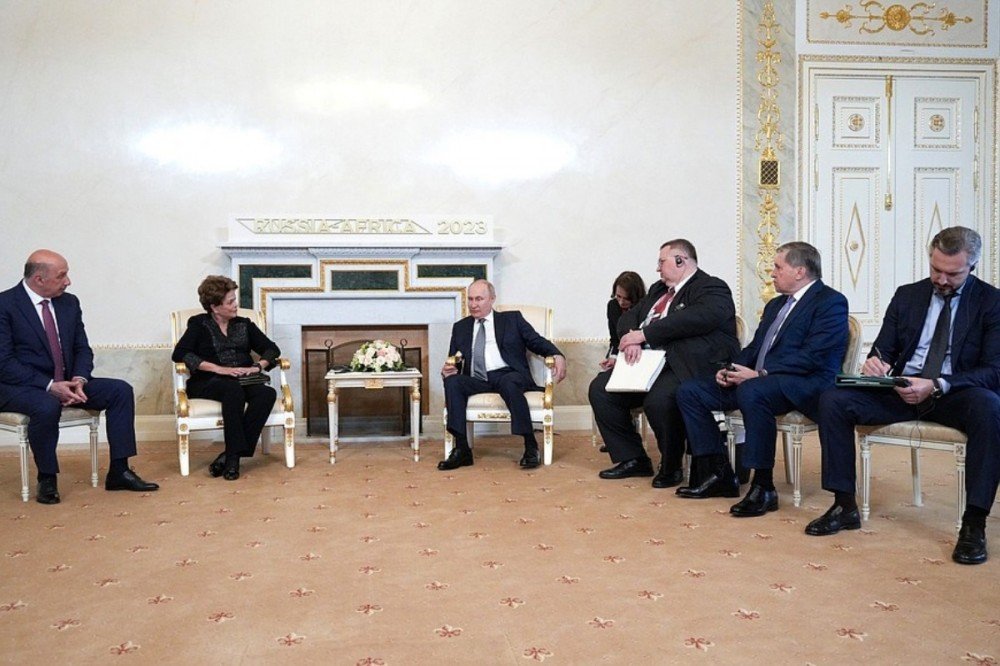 Em reunião com Putin, Dilma volta a defender fim da hegemonia do dólar em transações